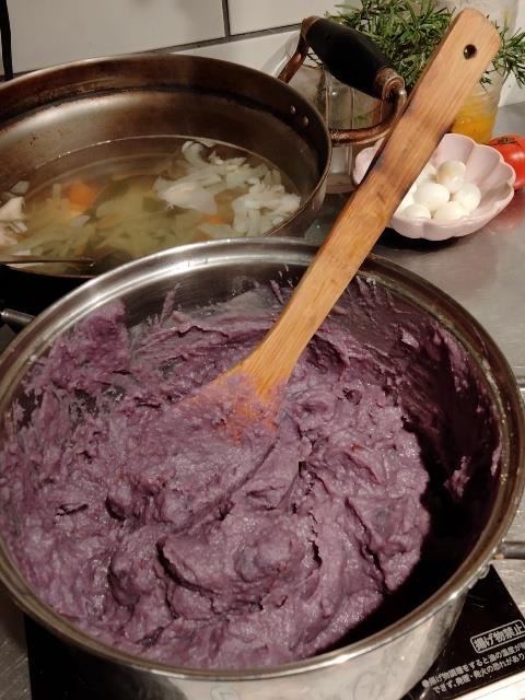 こんにちは。カフェチイタです。<br />今日は2年ぶり？かの道三祭りですね。<br />少しづつ日常が戻ってくるのは嬉しいですね。<br /><br />今日は紫イモのペーストも仕込みました。<br />紫イモの優しい甘さ。<br />スコーンやマフィンに練り込んで、店頭に登場します。<br />このように、色々な素材を手作りして皆様に安心安全、身体に優しい食事をお届けしたいと思っています。<br />では、今日もよろしくおねがいします！